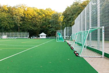 Ballfangzäune an Kunstrasen-Spielfeld