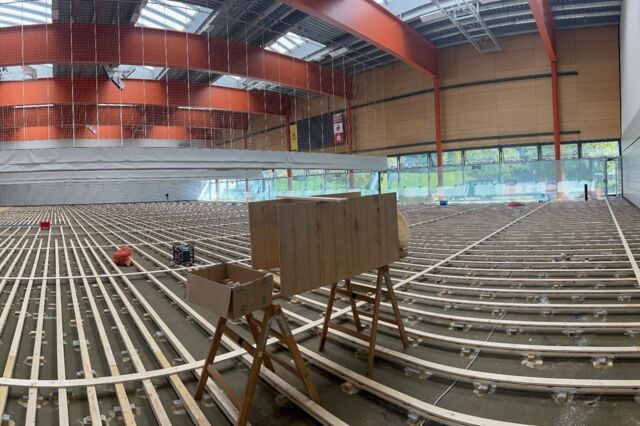Blick in die Multihalle Meiningen während der Sanierung des Bodenbelags