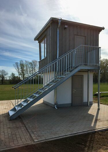 Seitenansicht neu gebauter Sprecherturm im Ernst-Thälmann-Stadion Zeitz