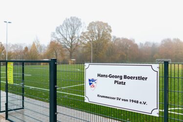 Eingangsgereich mit Schild „Hans-Georg Boerstler Platz