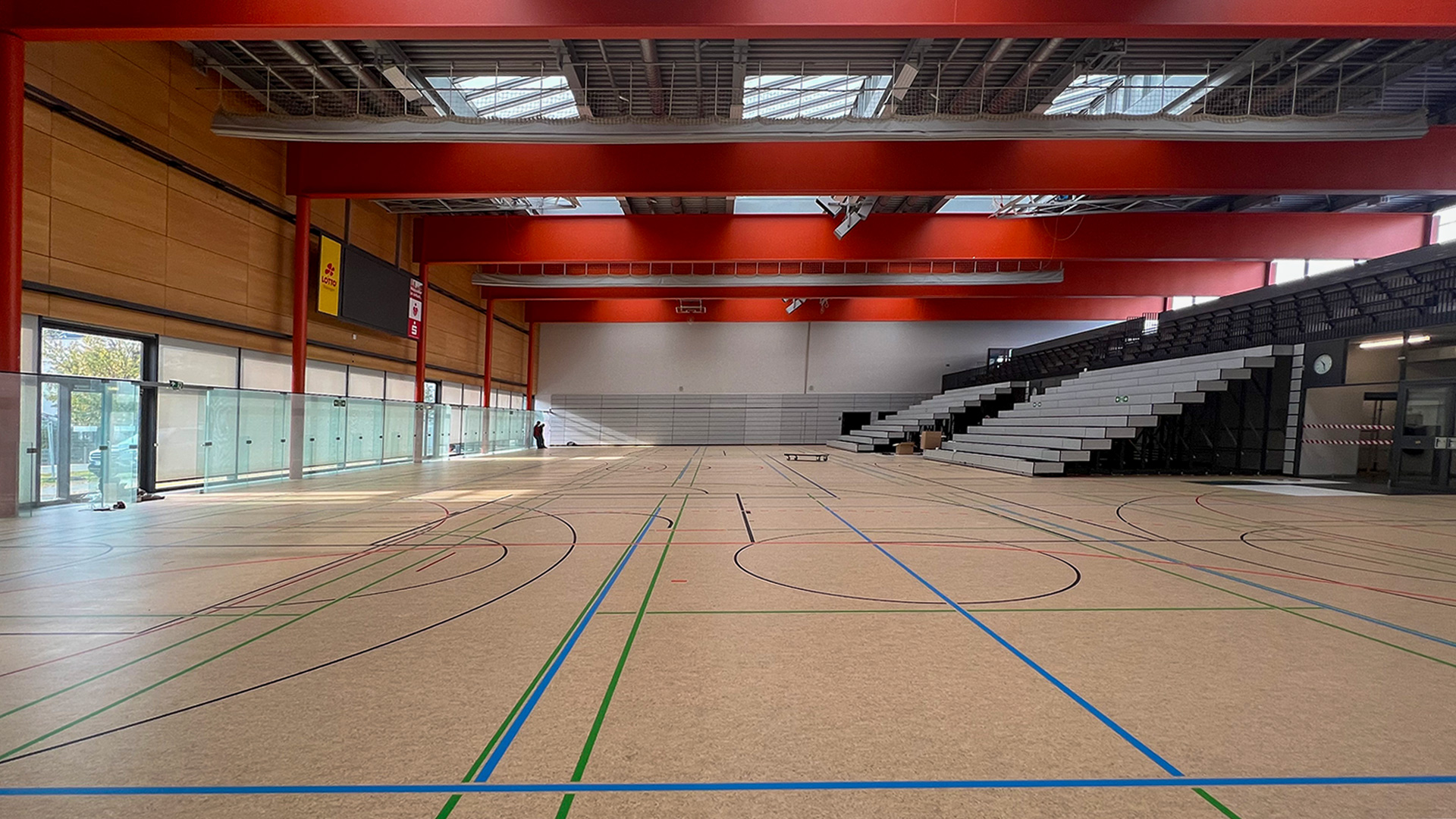 Frontalblick in den offenen Hallenbereich der frisch sanierten Multihalle in Meiningen